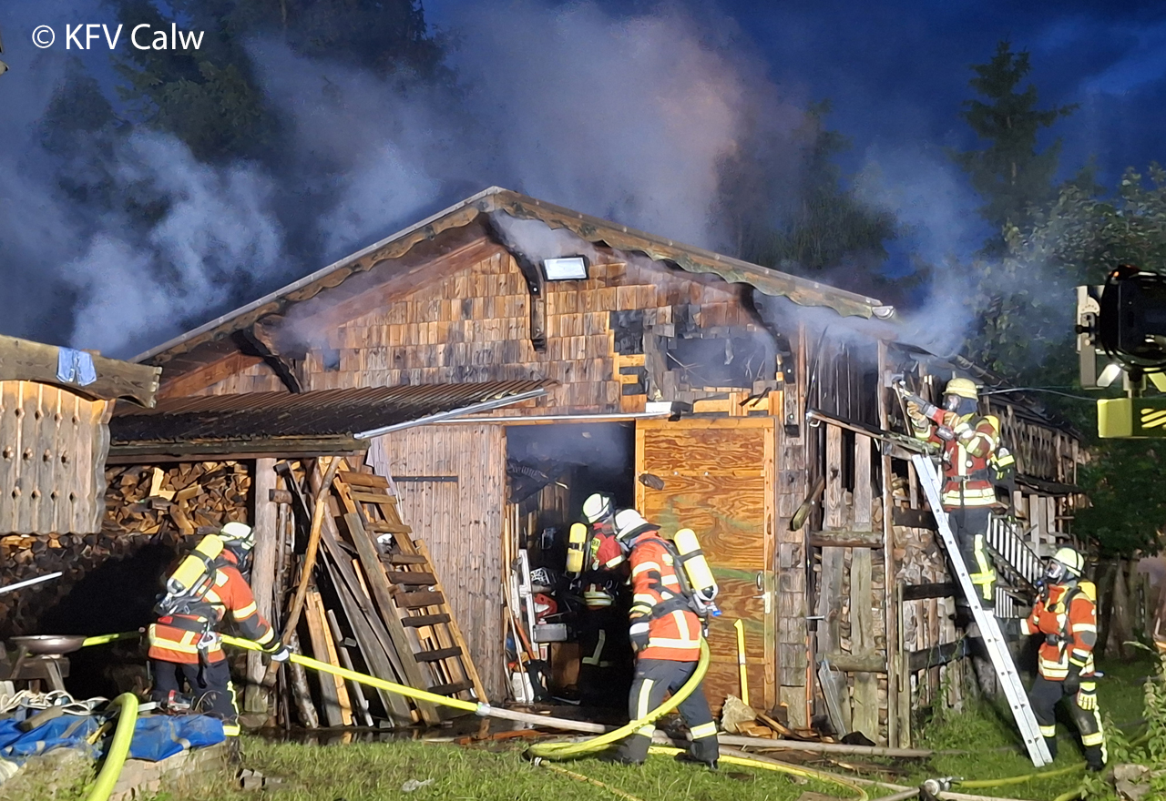 Zur Bekämpfung des Schuppenbrandes waren zahlreiche Atemschutzträger im Einsatz. Foto: KFV Calw