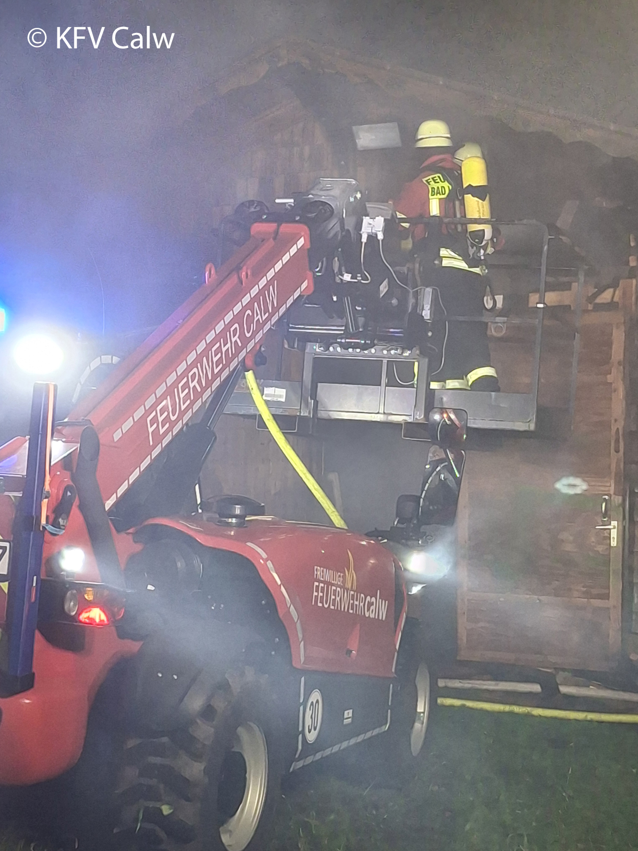 Ein Teleskoplader unterstützte die Brandschutzkräfte. Foto: KFV Calw Stocker