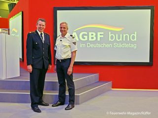 DFV-Vizepräsident Dr. Christoph Weltecke und Dr. Florentin von Kaufmann, Leiter Fachausschuss Leitstellen und Digitalisierung der deutschen Feuerwehren , bei der Gründung des Arbeitskreises. Foto: Rüffer