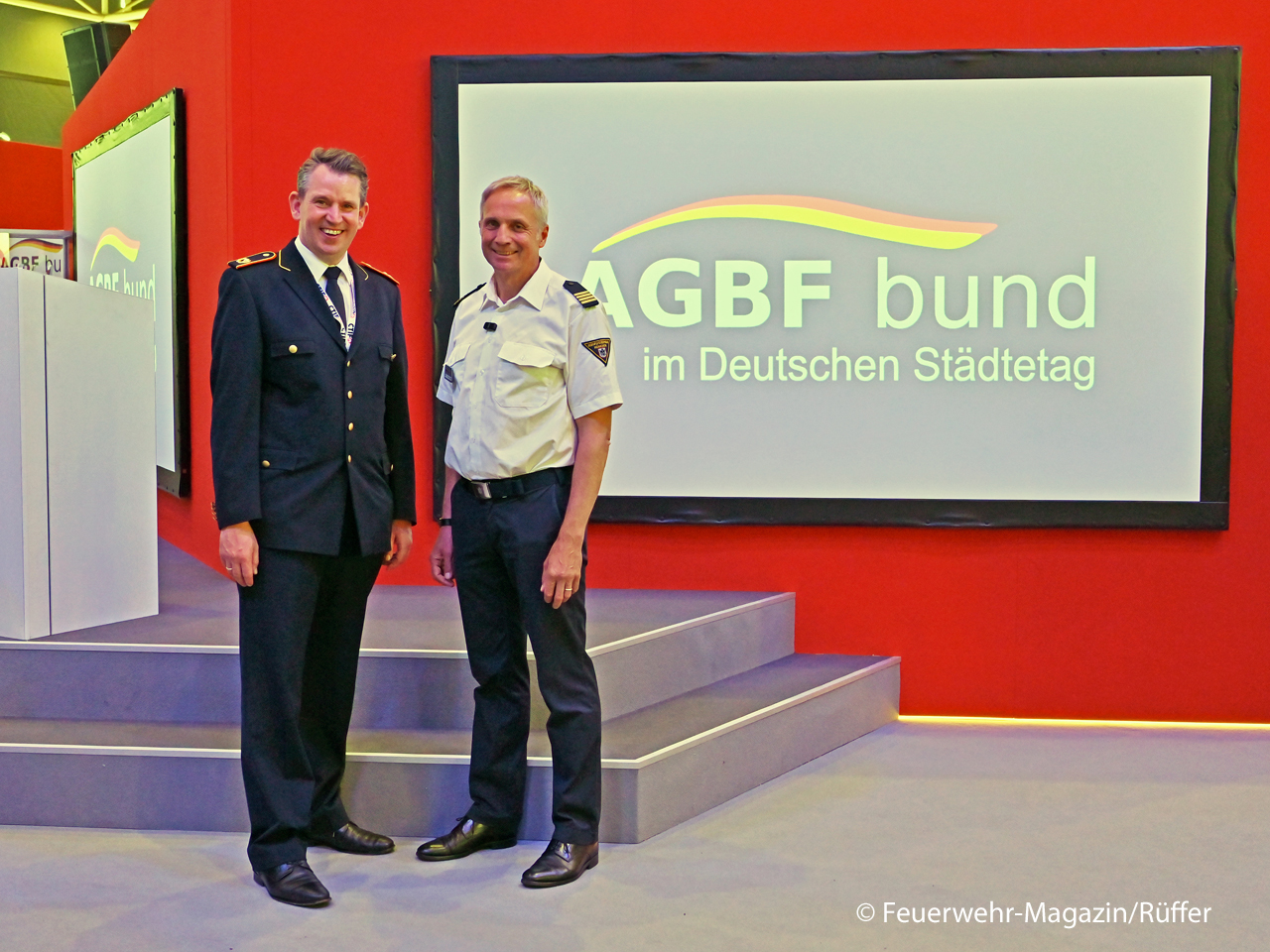 DFV-Vizepräsident Dr. Christoph Weltecke und Dr. Florentin von Kaufmann, Leiter Fachausschuss Leitstellen und Digitalisierung der deutschen Feuerwehren, bei der Gründung des Arbeitskreises. Foto: Rüffer