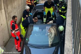Feuerwehr befreit eingeklemmte Fahrerin