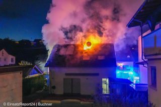 Flammen schlagen aus Dachstuhl