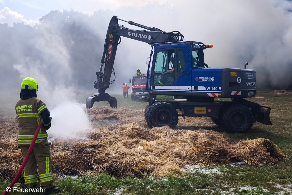 Bagger und Feuerwehr