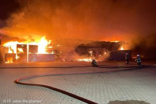 Flammen aus Stall und Feuerwehr bei Löschmaßnahmen