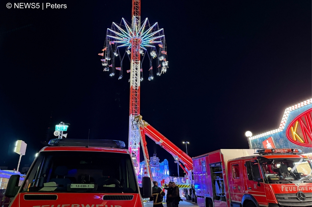 Feuerwehr vor Kettenkarussell