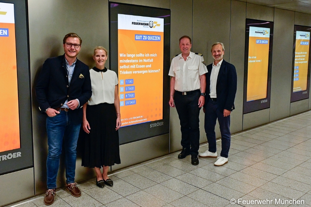 Vor den digitalen Stadtinformationsanlagen zur Münchner Bevölkerungsschutz-Kampagne (v. l. n. r.): Maximilian Götzer, Referent Stadtentwicklung & Kommunales bei Ströer Deutsche Städte Medien GmbH, Kreisverwaltungsreferentin Dr. Hanna Sammüller, Wolfgang Schäuble, Leiter der Branddirektion, und Stefan Helbig, Geschäftsführer und Regionalleiter Ströer Deutsche Städte Medien GmbH.