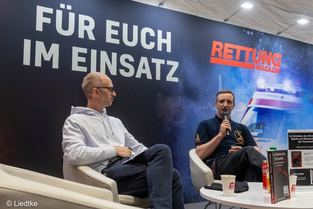Philipp Wentzel und Florian Funkenkind auf der Bühne des Feuerwehr-Magazins