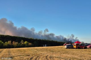 Rauchwolke und Einsatzfahrzeuge