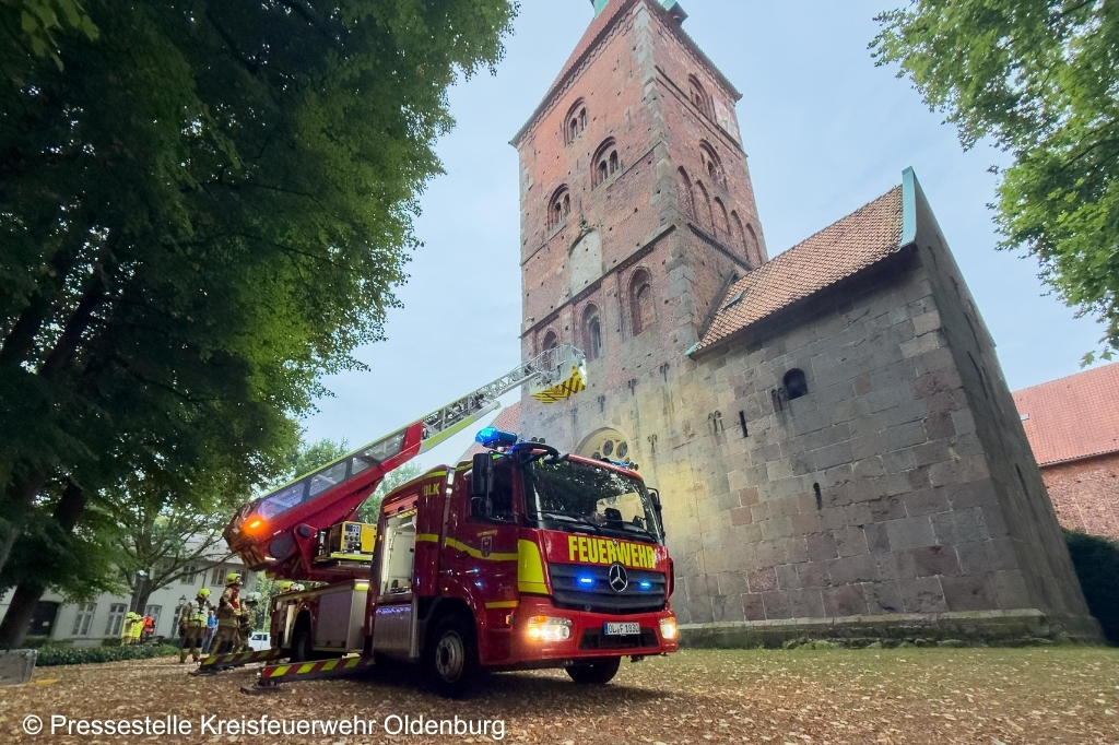 Feuerwehrfahrzeug vor Alexanderkirche