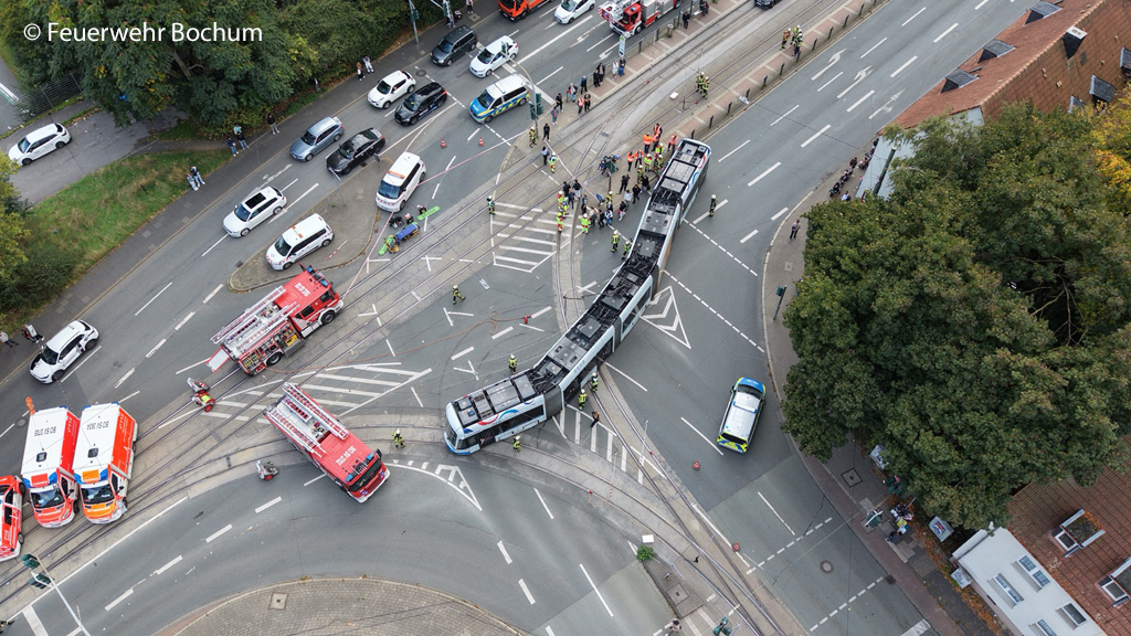 In Bochum entgleiste eine Straßenbahn vollständig. Erst nach Abschluss umfangreicher Sicherungsmaßnahmen konnten 38 Insassen aus der Bahn gebracht werden. Foto: Feuerwehr Bochum