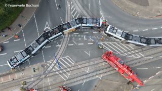 Mithilfe von Seilwinden und einer weiteren Bahn gelang es nach Stunden, das Schienenfahrzeug wieder aufzugleisen. Foto: Feuerwehr Bochum