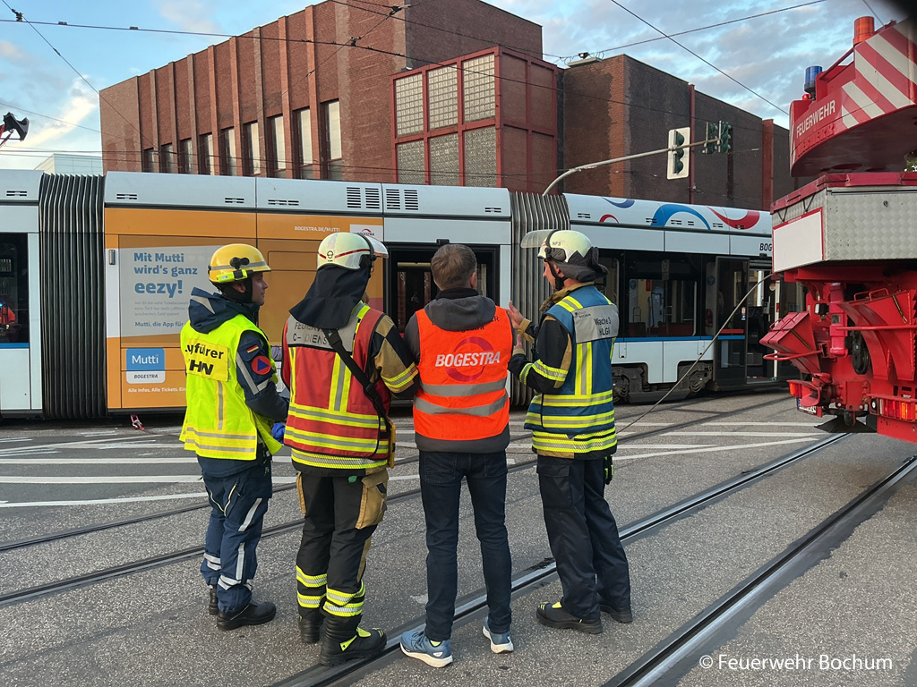 Um die Bahn wieder auf die Schienen zu stellen, arbeiteten Feuerwehr, THW und Verkehrsbetrieb eng zusammen. Foto: Feuerwehr Bochum