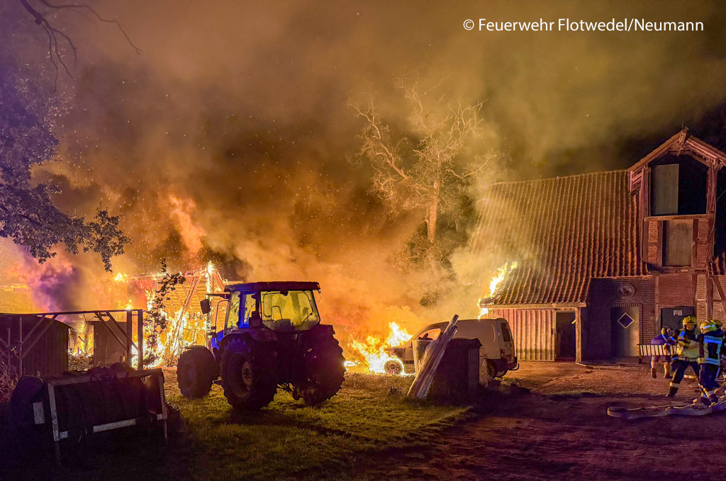 In Bockelskamp (NI) greift der Brand eines Holzunterstandes auf eine Scheune über und zerstört auch zwei Fahrzeuge. Foto: Feuerwehr Flotwedel/Neumann
