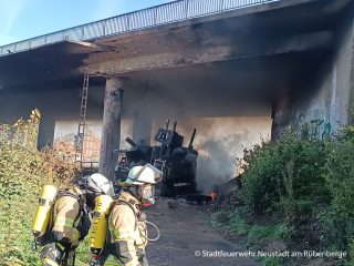 Ausgelöst durch eine Gasexplosion fängt ein Lkw Feuer, das zwei Brücken bei Neustadt am Rübenberge (NI) beschädigt. Die Feuerwehr kann zunächst nur aus sicherer Distanz löschen. Foto: Stadtfeuerwehr Neustadt am Rübenberge