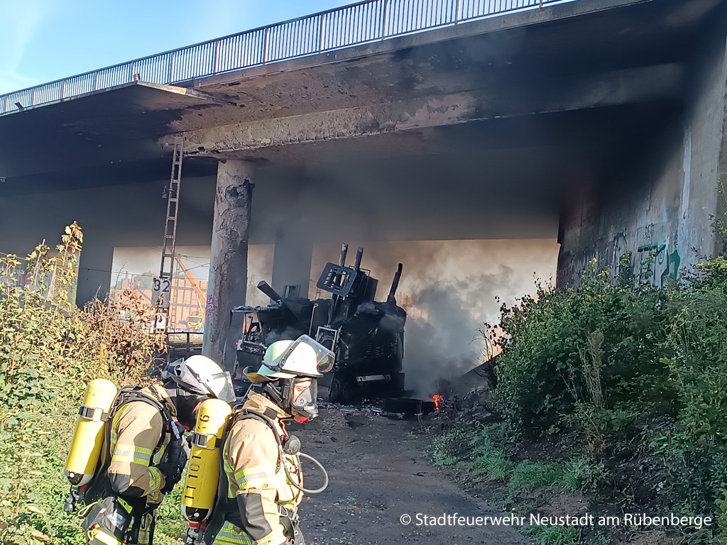 Ausgelöst durch eine Gasexplosion fängt ein Lkw Feuer, das zwei Brücken bei Neustadt am Rübenberge (NI) beschädigt. Die Feuerwehr kann zunächst nur aus sicherer Distanz löschen. Foto: Stadtfeuerwehr Neustadt am Rübenberge