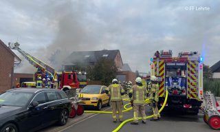 In Lehrte-Sievershausen (NI) brennt ein Gartenschuppen, der schwer zugänglich ist. Deshalb kommt die Drehleiter Hämelerwald zum Einsatz. Foto: FF Lehrte