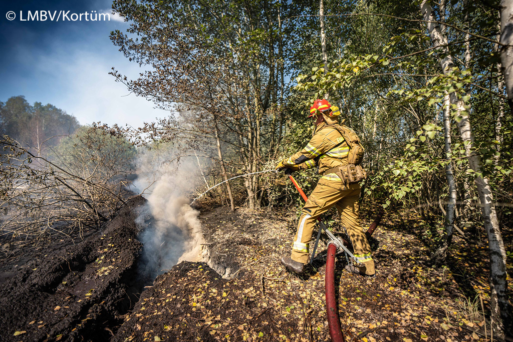 Um eine Ausbreitung des unterirdischen Kohlebrandes zu verhindern, ziehen die Einsatzkräfte eine bis zu 1,60 Meter tiefe Furche und füllen diese mit Wasser und Netzmitteln auf. Foto: LMBV/Kortüm