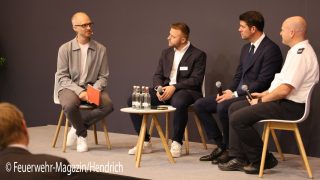 Patrick Schulz von der Feuerwehr Stadtallendorf, Peter Schramm von VdS Schadenverhütung, Nils Walser von Telenot mit Moderator Philipp Wentzel (v.r.n.l.) im ersten Panel „Sicherheit in BOS-Liegenschaften: Wie schützen wir unsere kritische Einsatzinfrastruktur?“ Foto: Feuerwehr-Magazin/Hendrich