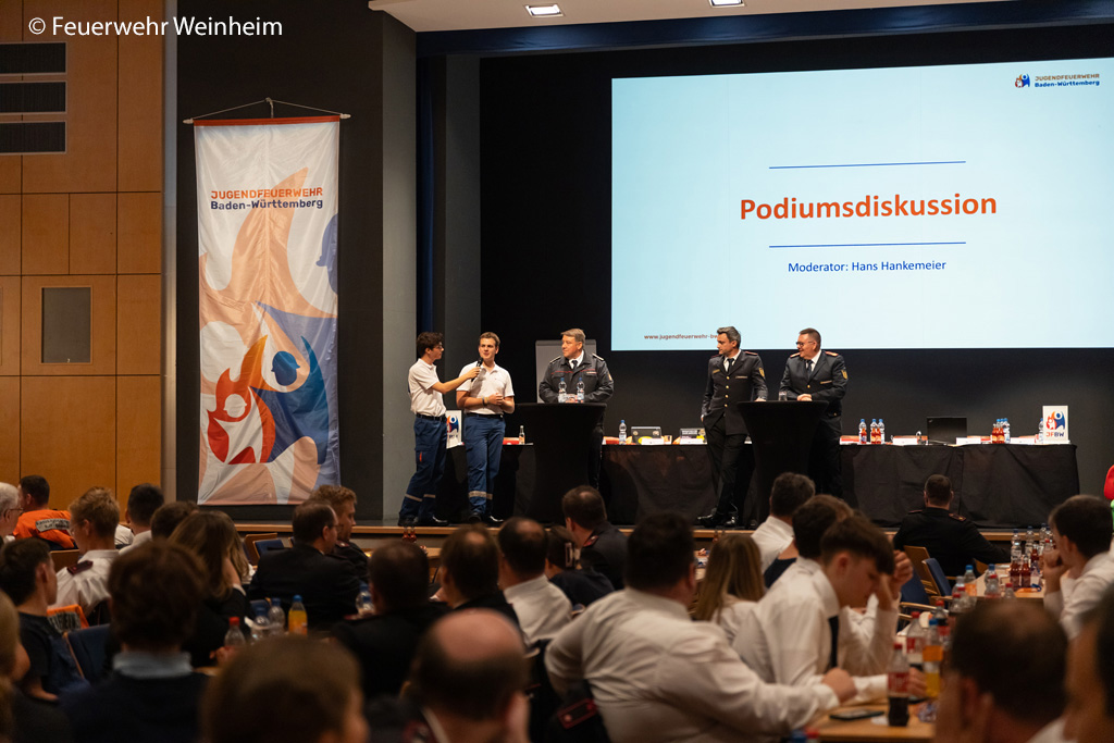 „Übertritt statt Austritt“ lautete ein Schwerpunkt bei der Delegiertenversammlung der JF Baden-Württemberg. Während einer Podiumsdiskussion tauschten sich Jugendlichen mit dem Landesfeuerwehrverband, der Landesjugendfeuerwehr und der Feuerwehr vor Ort zu dem brennenden Thema aus. Foto: Feuerwehr Weinheim