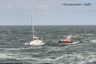 „Verena“, das Tochterboot des Seenotrettungskreuzers Hermann Marwede, ist in der Deutschen Bucht bei Helgoland auf der aufgewühlten Nordsee im Einsatz, um eine stark unterkühlte Seglerin zu versorgen. Foto: Die Seenotretter – DGzRS