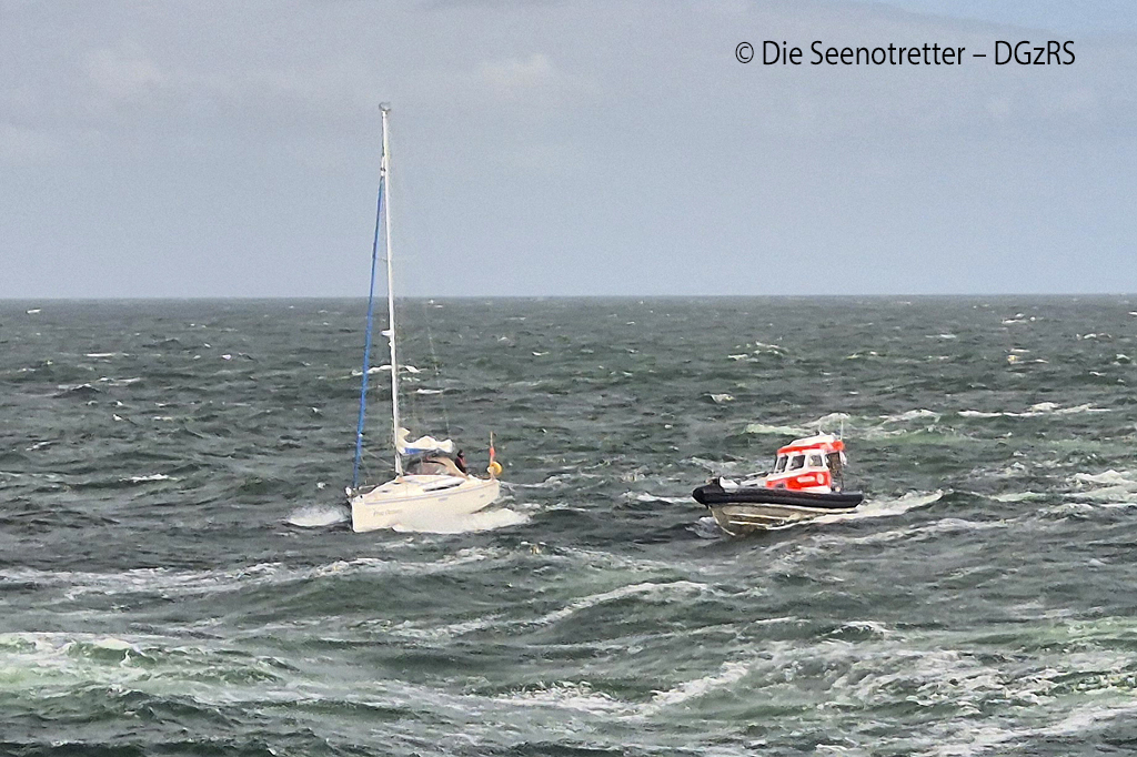 „Verena“, das Tochterboot des Seenotrettungskreuzers Hermann Marwede, ist in der Deutschen Bucht bei Helgoland auf der aufgewühlten Nordsee im Einsatz, um eine stark unterkühlte Seglerin zu versorgen. Foto: Die Seenotretter – DGzRS