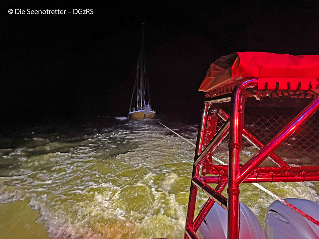 Die Seenotretter der DGzRS-Station Prerow/Wieck schleppen ein festgekommenes Zeesenboot auf dem Koppelstrom vor Born auf dem Darß frei. Foto: Die Seenotretter – DGzRS
