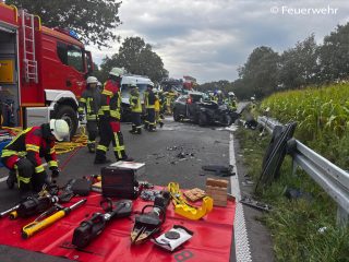 Nach dem Zusammenstoß eines Volvos mit einem Transporter sind die beiden Lenker in ihren Fahrzeugen eingeklemmt. Die Feuerwehr befreit sie mit hydraulischem Rettungsgerät. Fotos: Feuerwehr