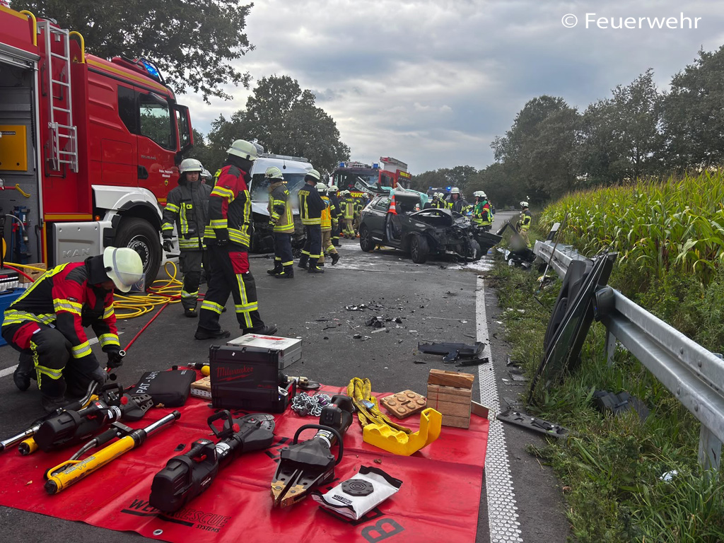 Nach dem Zusammenstoß eines Volvos mit einem Transporter sind die beiden Lenker in ihren Fahrzeugen eingeklemmt. Die Feuerwehr befreit sie mit hydraulischem Rettungsgerät. Foto: Feuerwehr