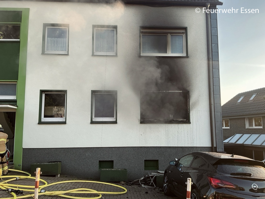 Als das erste Kräfte am Einsatzort in Essen-Byfang eintrafen, stand das Schlafzimmer bereits in Vollbrand. Zwei Personen befanden sich noch in der Erdgeschosswohnung. Foto: Feuerwehr Essen