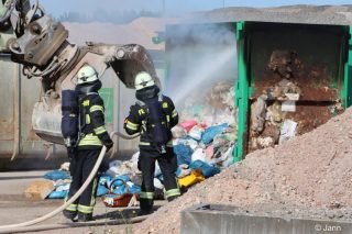 Einsatzkräfte löschen Container