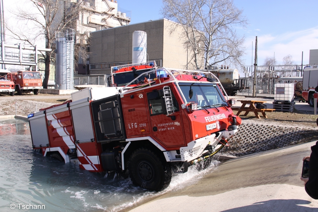 Tatra fährt durch Wasser