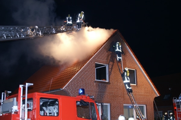 Symbobild Dachstuhlbrand. Foto: Weege/ Feuerwehr