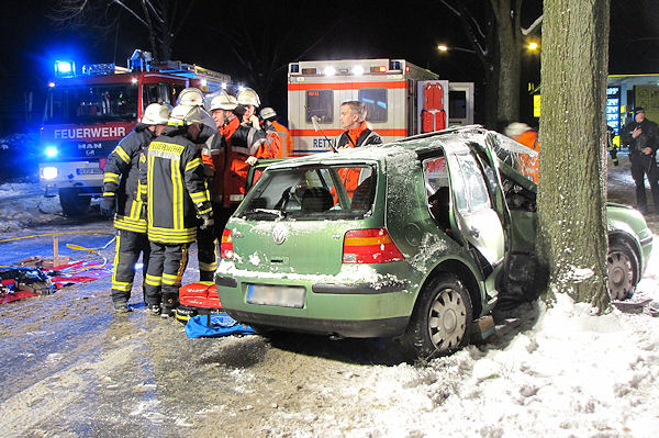 Feuerwehrleute bereiten die Befreiung des eingeklemmten Golf-Fahrers vor. Foto: Klöpper Feuerwehrleute bereiten die Befreiung des eingeklemmten Golf-Fahrers vor. Foto: Klöpper
