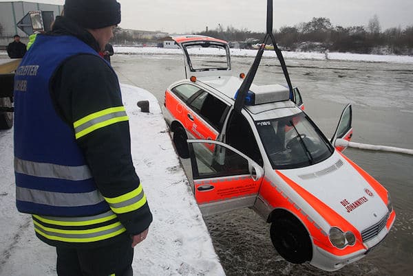 Bergung des versenkten Rettungsdienst-Einsatzfahrzeuges in Erlangen. Foto: News5 Bergung des versenkten Rettungsdienst-Einsatzfahrzeuges in Erlangen. Foto: News5