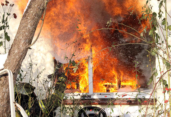 Ein Feuerwehrmann geht mit einem Hohlstrahlrohr im Außenangriff vor. Foto: Timo Jann Ein Feuerwehrmann versucht den Brand im Außenangriff zu bekämpfen. Foto: Timo Jann