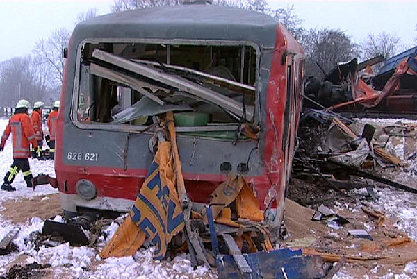 Der Regionalzug entgleiste nach dem Zusammenstoß mit einem Lkw. Foto: Nonstopnews Der Regionalzug entgleiste nach dem Zusammenstoß mit einem Lkw. Foto: Nonstopnews