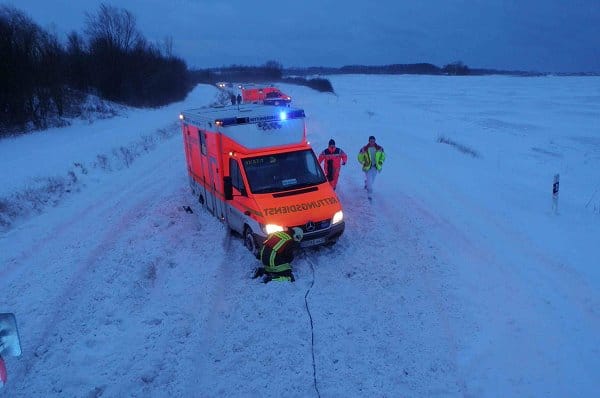 Die Feuerwehr befreit bei Dänischhagen einen im Schnee feststeckenden Rettungswagen. Die Feuerwehr befreit bei Dänischhagen einen im Schnee feststeckenden Rettungswagen.