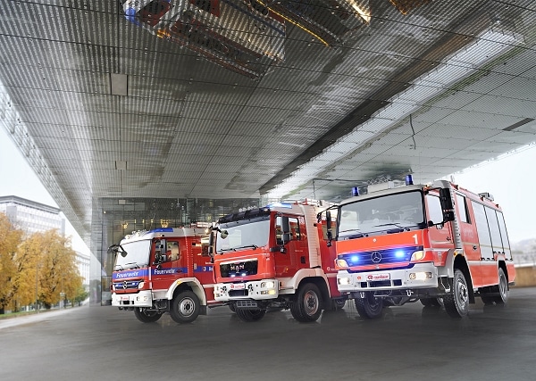 030310_BF_Augsburg_BF_Heilbronn_BF_Bonn_01 Drei Fahrzeuge für drei deutsche Berufsfeuerwehren. Von links HLF 20/16 auf Mercedes Atego 1529 für die BF Augsburg, HLF 20/16 auf MAN TGM 13.290 für die BF Heilbronn und TLF 20/40 auf Mercedes Atego 1529 für die BF Bonn. Foto: Rosenbauer