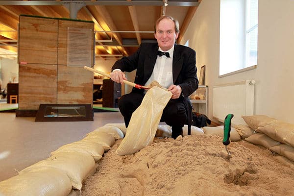 Dr. Hajo Brandenburg klettert gern in den Sand: „Hier können die Besucher selber was machen!” Foto: Florian Büh Dr. Hajo Brandenburg klettert gern in den Sand: „Hier können die Besucher selber was machen!”