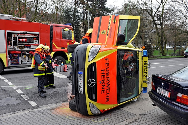 Verunglücktes NEF der Feuerwehr Herne. Foto: Stefan Kuhn Verunglücktes NEF der Feuerwehr Herne. Foto: Stefan Kuhn