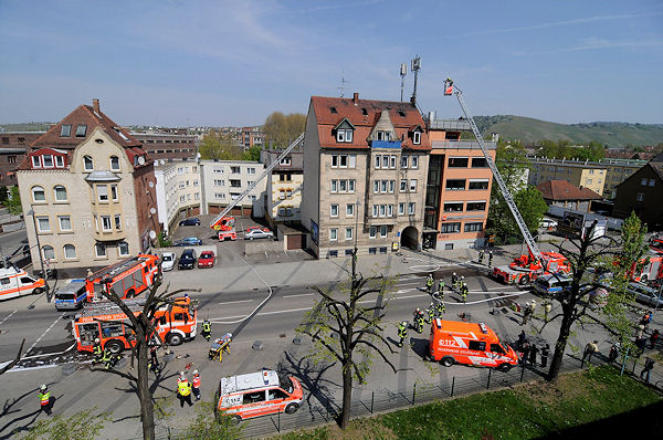 Einsatzort in Stuttgart-Wangen: Der Dachstuhlbrand ist unter Kontrolle. Foto: Oskar Eyb Einsatzort in Stuttgart-Wangen: Der Dachstuhlbrand ist unter Kontrolle. Foto: Oskar Eyb