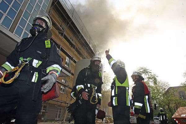 Anweisungen für die Atemschutztrupps: Feuer in einer Nürnberger Klinik. Foto: News5 Anweisungen für die Atemschutztrupps: Feuer in einer Nürnberger Klinik. Foto: News5