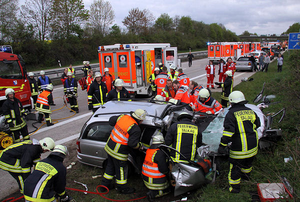 Rettungsarbeiten nach einem schweren Auffahrunfall auf der A 24 bei Talkau. Foto: Timo Jann Rettungsarbeiten nach einem schweren Auffahrunfall auf der A 24 bei Talkau. Foto: Timo Jann