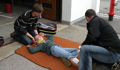 250510_FR_Bichl_01 Unter anderem bei einem gestellten Fahrradunfall mussten die Prüflinge ihr frisch erworbenes Wissen anbringen. Foto: Hermann Spanner/Feuerwehr