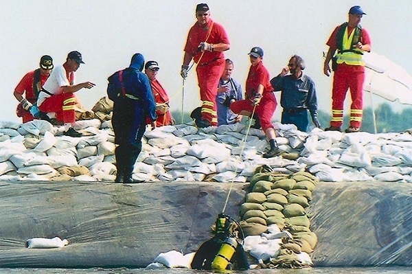 Deichverteidigung beim Elbe-Hochwasser 2002. Foto: Timo Jann Deichverteidigung beim Elbe-Hochwasser 2002. Foto: Timo Jann