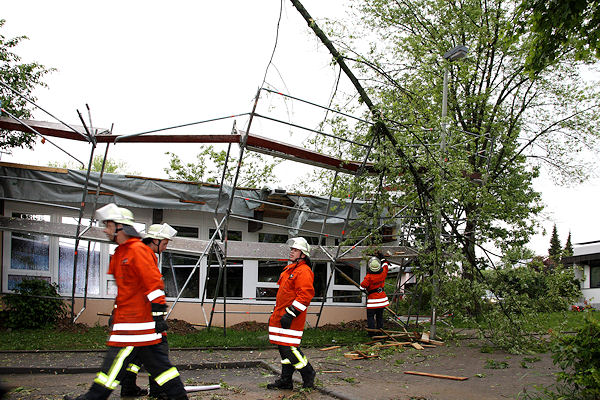 Unwetter in Leutenbach-Nellmersbach: Ein Baugerüst droht umzustürzen. Foto: Benjamin Beytekin Unwetter in Leutenbach-Nellmersbach: Ein Baugerüst droht umzustürzen. Foto: Benjamin Beytekin