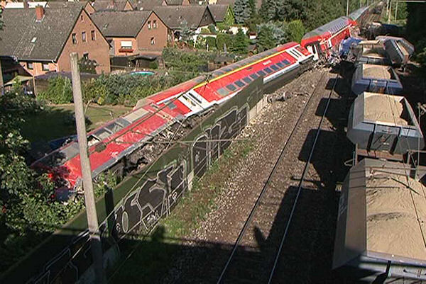 Zugunglück bei Peine: Am Donnerstagvormittag wird das Ausmaß des Unfalles sichtbar. Foto: Nonstopnews Zugunglück bei Peine: Am Donnerstagvormittag wird das Ausmaß des Unfalles sichtbar. Foto: Nonstopnews