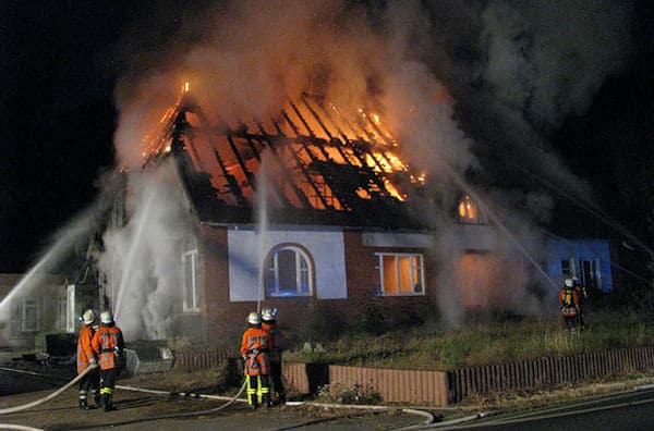 Das ehemalige Schulhaus brennt in Posthausen in voller Ausdehnung. Foto: KFV/Buhrke Das ehemalige Schulhaus brennt in Posthausen in voller Ausdehnung. Foto: KFV/Buhrke