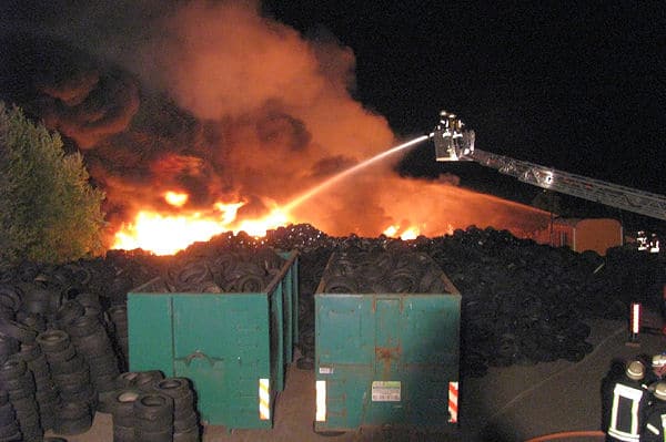 Großbrand in Morsum: Ein Reifenlager geht in Flammen auf. Foto: KFV/Buhrke Großbrand in Morsum: Ein Reifenlager geht in Flammen auf. Foto: KFV/Buhrke
