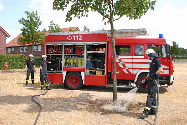 In Bremen muss die Feuerwehr als Amtshilfe ausrücken, um Bäume zu wässern. Foto: Feuerwehr Bremen In Bremen muss die Feuerwehr als Amtshilfe ausrücken, um Bäume zu wässern. Foto: Feuerwehr Bremen
